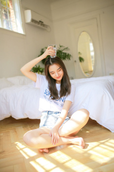 稚嫩的小奶头被咬得又红又肿